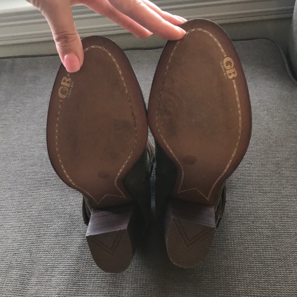 Beautiful suede green booties - Picture 4 of 4